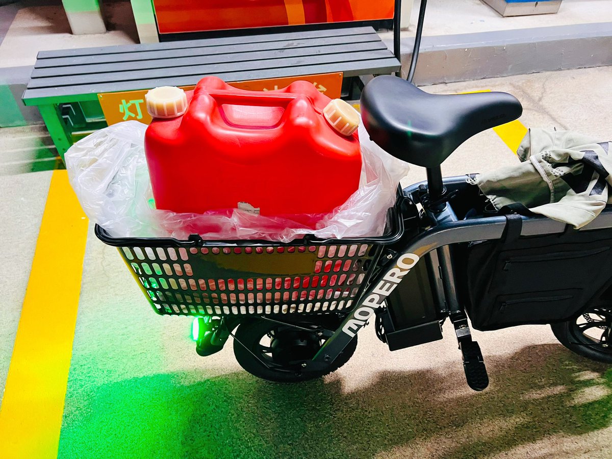 sub_shake1's tweet photo. モペロで灯油買い
まだ昼は暑いけど、朝晩は寒くなるので
家族に頼まれてセルフスタンドに
先程行って来ました。
大きいカゴは余裕がある
１８Ｌでも１５キロ程だから問題なし！ https://t.co/FnFwm5AzP4