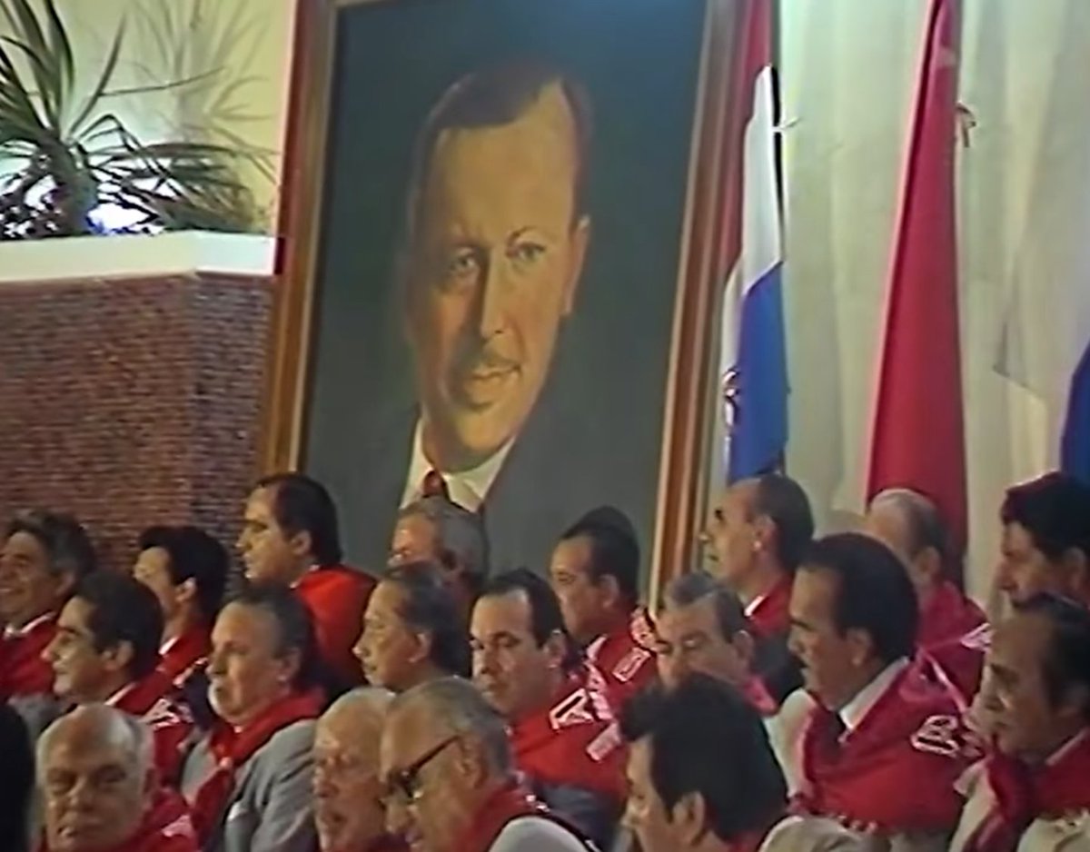 Lindo feriado para ir al cine a ver el documental de Juanjo Pereira: "Bajo las Banderas el Sol" sobre la parte de nuestra historia que no nos quisieron mostrar, y  tanto nos define hoy. Oportuno para comprendernos mejor, y tomar fuerzas... En cines de Asu, CDE y Caaguazú.