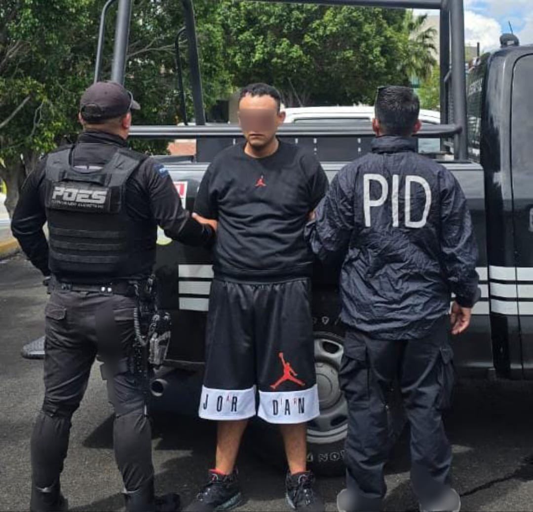 En el Centro Histórico, resultado del Operativo de Acción y Respuesta de Mejora Avanzada (A.R.M.A.), junto con <a href="/SSPMQueretaro/">@SSPMQueretaro</a>, se detuvo a un hombre con orden de aprehensión vigente por lesiones culposas en CDMX. Fue entregado a la <a href="/fiscaliaqro/">Fiscalía General del Estado de Querétaro</a> para definir su situación jurídica.