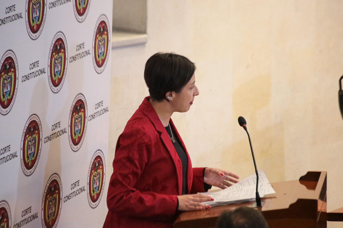 #AEstaHora 🔴 | La ministra <a href="/MCarvajalinoV/">Martha Carvajalino</a> interviene en la audiencia pública ⚖️ ‘Áreas de Protección para la Producción de Alimentos y autonomía territorial’, 🌿 en la <a href="/CConstitucional/">Corte Constitucional</a>, donde expone la importancia de esta determinante de ordenamiento 📜 para la protección de