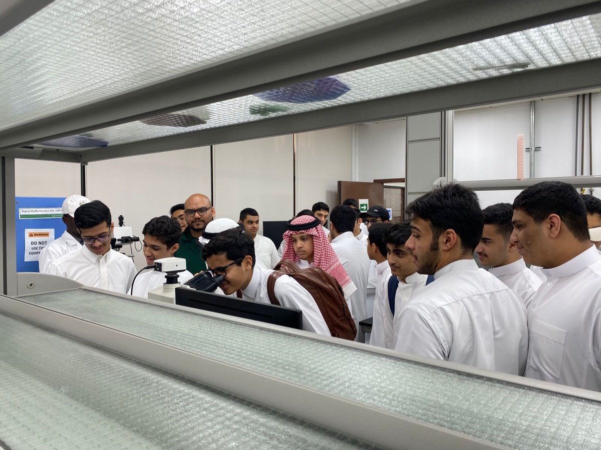 استقبل نادي الزيارات بـ #جامعة_الملك_فهد_للبترول_والمعادن اليوم الاثنين مدرسة الطفيل بن عمرو  الثانوية وذلك بعدد 35 طالب 

حيث قام النادي بعمل بجولة تعريفية عن الجامعة تخللها عرض تفصيلي عن الجامعة ومرافقها وزيارة قسم الهندسة الميكانيكية وتناول وجبة الغداء في مطعم الطلاب

#KFUPM