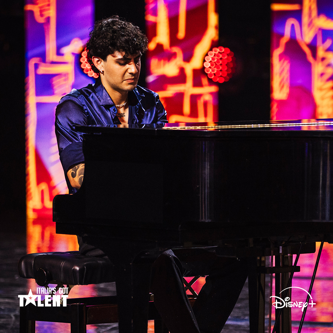 Quando Raffaele aveva 10 anni, il padre finisce in carcere. La mancanza lo avvicina al pianoforte. Sul palco di #IGT è proprio il padre ad accompagnarlo, mostrando quanto la musica leghi indissolubilmente il loro rapporto.