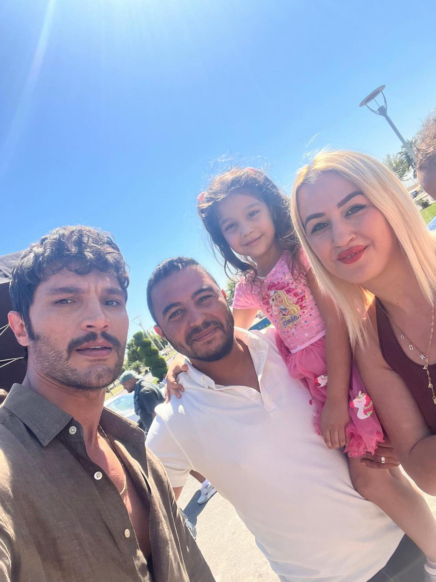 Our Halef on set 🙂‍↕️😎
İlhan with locals in the mansion location, yesterday {defnederin tt}
#ilhanşen #HalefKöklerinÇağrısı