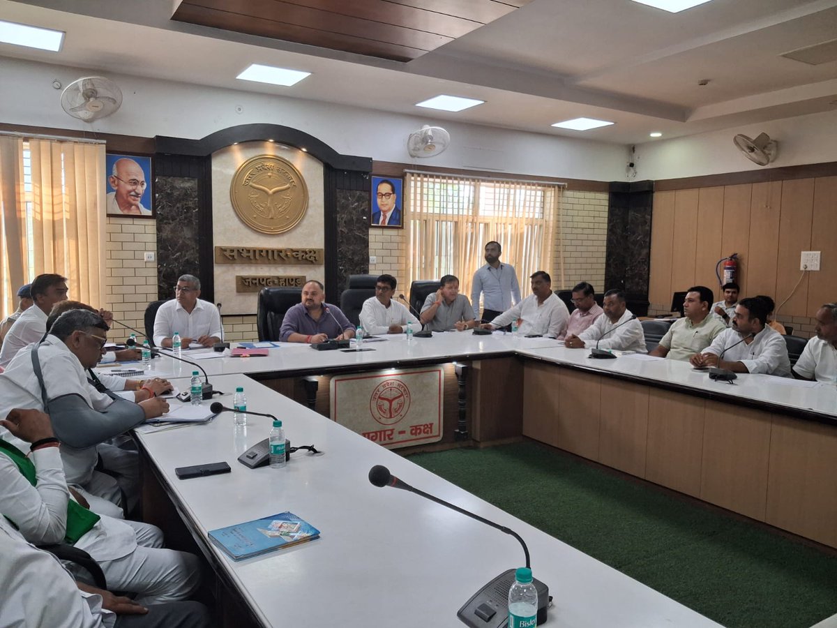 FMNewsUp's tweet photo. हापुड़: डीएम-एसपी की अध्यक्षता में कार्तिक पूर्णिमा मेले की तैयारी समीक्षा बैठक, शौचालय व हैंडपंप बढ़ाने के निर्देश I
#Hapur #KartikPurnimaMela #PreparationMeeting #DMandSP #PublicFacilities #ToiletsAndHandpumps #UPNews https://t.co/SFOLVbQldk