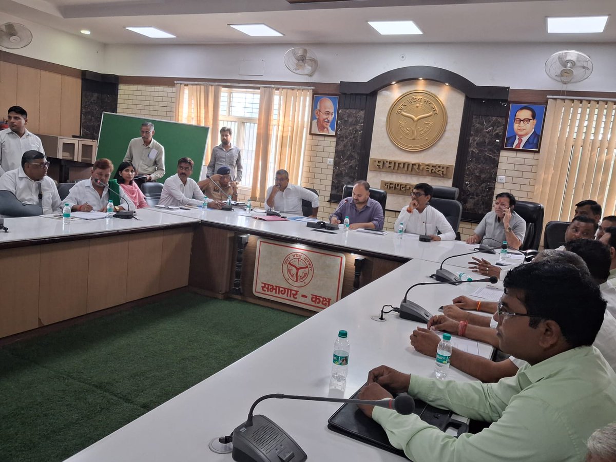 FMNewsUp's tweet photo. हापुड़: डीएम-एसपी की अध्यक्षता में कार्तिक पूर्णिमा मेले की तैयारी समीक्षा बैठक, शौचालय व हैंडपंप बढ़ाने के निर्देश I
#Hapur #KartikPurnimaMela #PreparationMeeting #DMandSP #PublicFacilities #ToiletsAndHandpumps #UPNews https://t.co/SFOLVbQldk