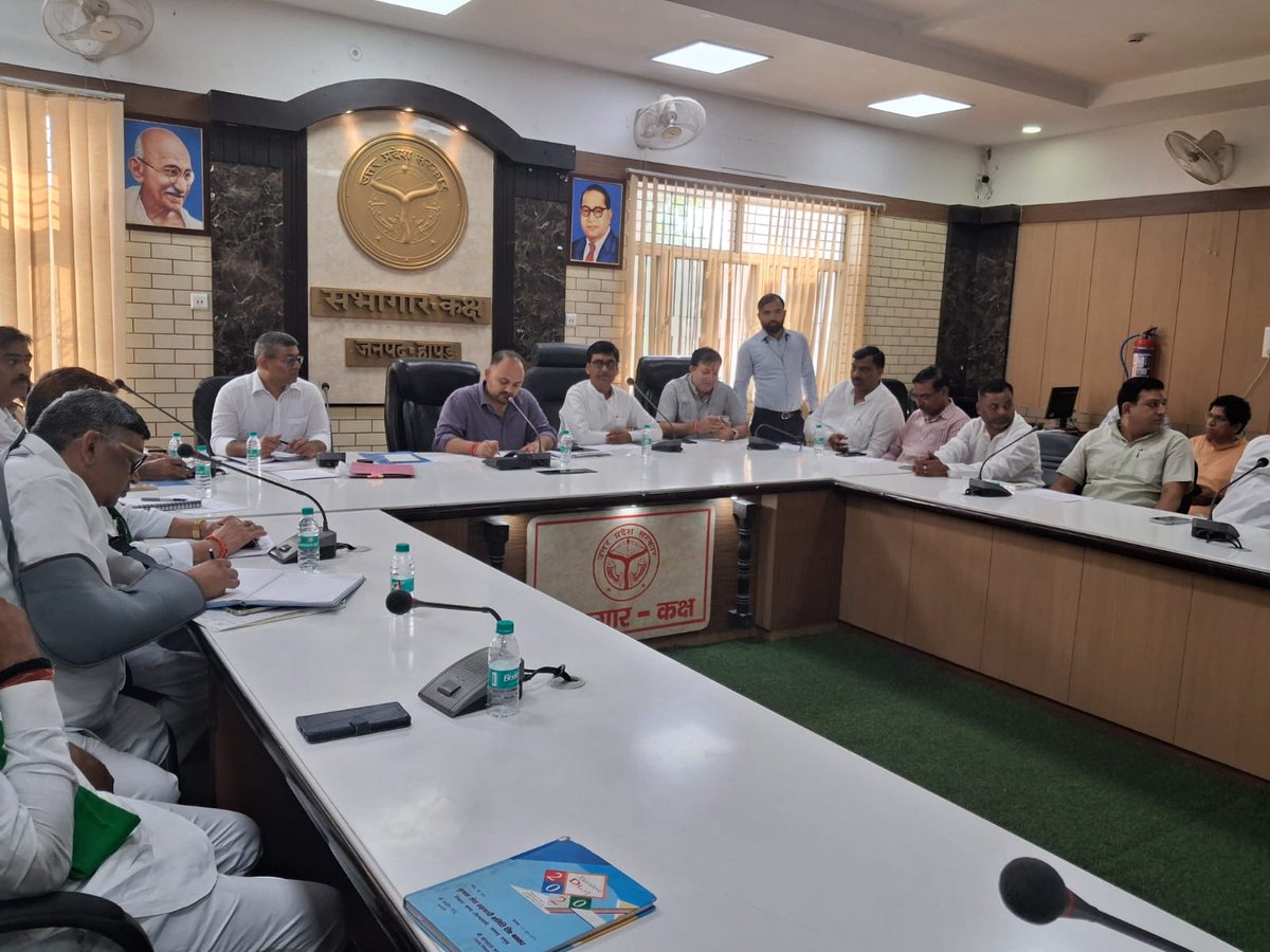 FMNewsUp's tweet photo. हापुड़: डीएम-एसपी की अध्यक्षता में कार्तिक पूर्णिमा मेले की तैयारी समीक्षा बैठक, शौचालय व हैंडपंप बढ़ाने के निर्देश I
#Hapur #KartikPurnimaMela #PreparationMeeting #DMandSP #PublicFacilities #ToiletsAndHandpumps #UPNews https://t.co/SFOLVbQldk