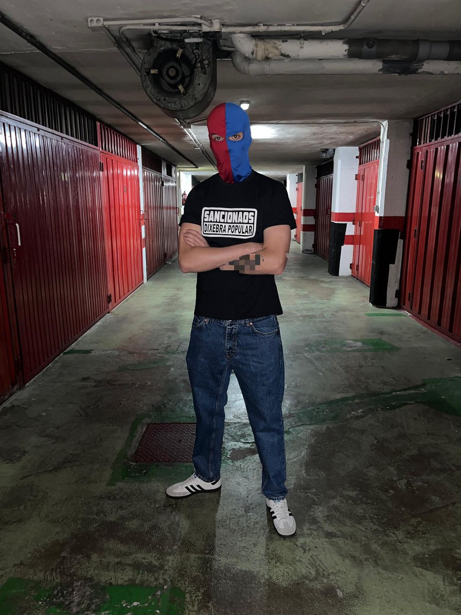 Tenemos camisetes (S, M, L, XL y XXL) a la venta pa financiar les multes que tenemos enriba.
Salen a 12€ nos días de partiu en Ganzábal o unvíos a través de dixebrapopular1995@gmail.com