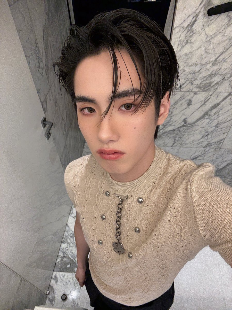อย่ามาทำตาแป๋วปากหงึหน้าตาขี้อ้อนให้มันมากนักน้า เด็กคนนี้ (     ’  -  ’ ) 🤳

PHUTATCHAI PRADA MFW SS26

#PradaSS26xPHUTATCHAI
#PHUTATCHAI