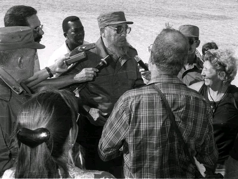 📅29 de septiembre de 1996 📸#FidelCastro recorre el pedraplén Caibarién-Cayo Santa María, en la provincia de Villa Clara.
#100AñosConFidel #Cuba #Revolución #FidelCastro #SomosCuba #SomosContinuidad  #RevoluciónCubana