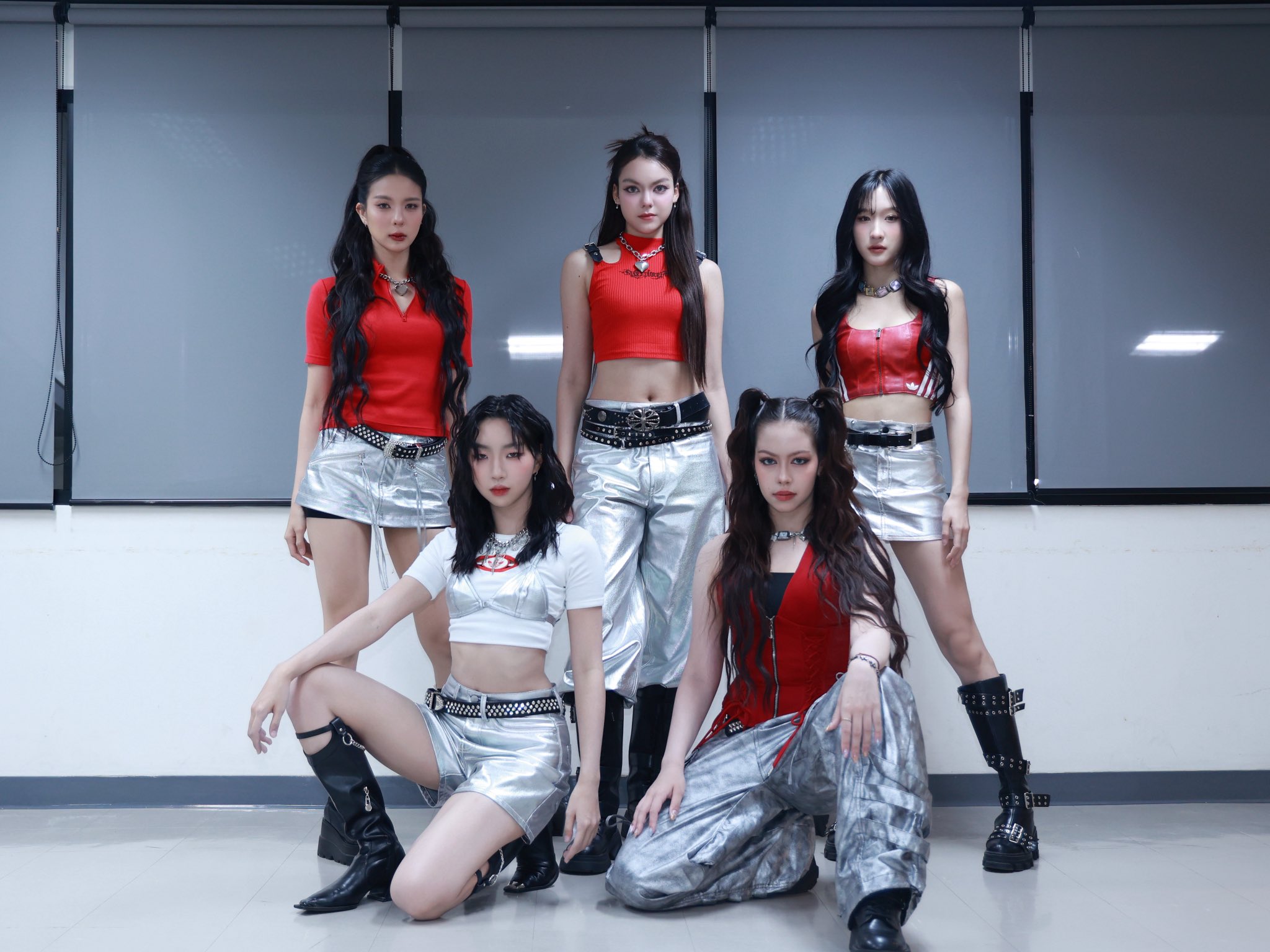 G2BKQ19bwAALS3X?format=jpg&name=large