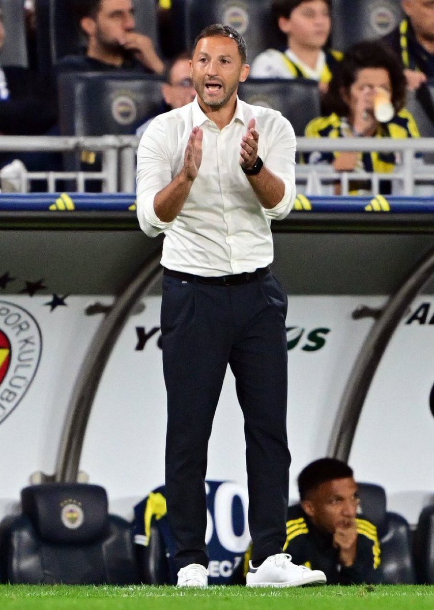 SL_medya's tweet photo. Domenico Tedesco övme tweeti ☺️

Ligde çıktığı ilk 4 maçın ortalama istatistikleri 👇🏼

Topla oynama: 67%
xG: 2,38
MB şut: 19
MB kaleye şut: 7
Pas: 570
RCS topla buluşma: 31 https://t.co/QH9h7KiAkz