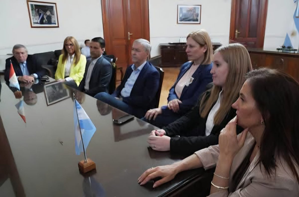 Alta Gracia recupera la Colonia Santa Fe

En #SantaFe, junto al gobernador <a href="/maxipullaro/">Maximiliano Pullaro</a> y al intendente de Alta Gracia <a href="/mtorreslima/">Marcos Torres</a>, acompañamos la firma del convenio que dará inicio a la recuperación y reestructuración de la Colonia Santa Fe.

Después de décadas de abandono,