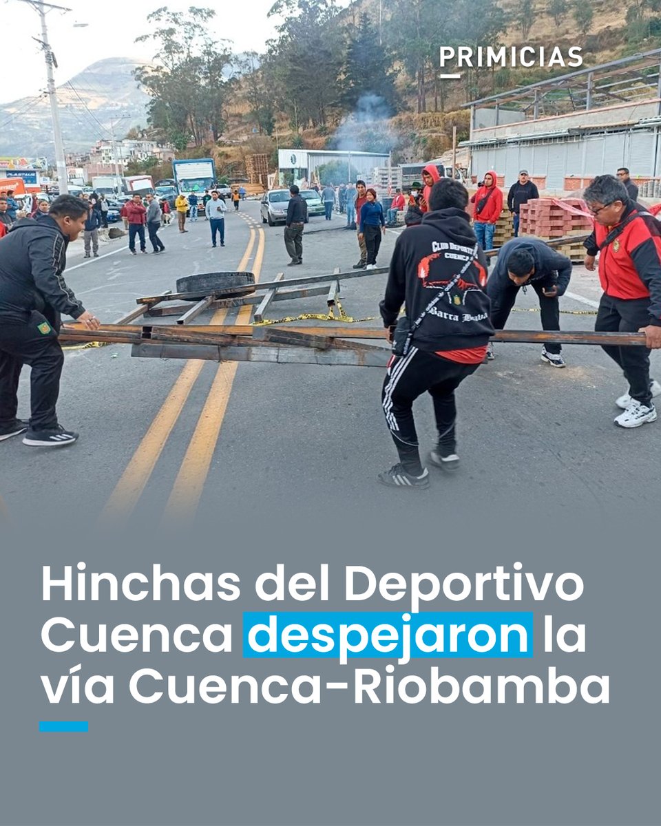 Primicias's tweet photo. En Alausí, en la vía Cuenca-Riobamba, viajeros, entre ellos hinchas del Deportivo Cuenca que se quedaron varados desde la medianoche, despejaron la carretera para avanzar.  https://t.co/rArfZKftes https://t.co/EnaSCcoVHZ