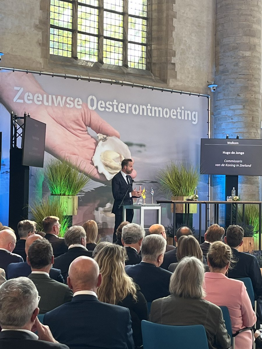 Commissaris van de Koning <a href="/hugodejonge/">Hugo de Jonge</a> opent de bijeenkomst met een warm welkom aan alle aanwezigen, waaronder de minister-president van <a href="/vlaanderen/">Vlaanderen</a>. “Onze gezamenlijke Vlaams-Nederlandse Delta is de poort van Europa, naar ons continent.”