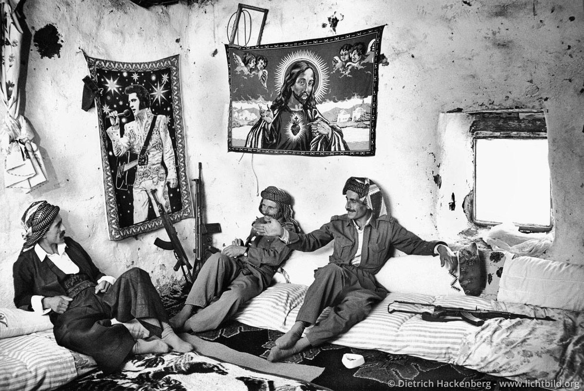 Kurdish village guards of Beytüşşebap. On the wall carpets with Elvis and Jesus. Hakkari Province, Turkey, 1991. 

📷: Dietrich Hackenberg | lichtbild