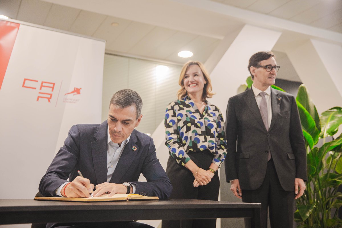 El presidente del Gobierno ha recorrido el CAR acompañado por el president de la <a href="/gencat/">Generalitat de Catalunya</a>, salvador Illa, la ministra de <a href="/educaciongob/">Ministerio de Educación, FP y Deportes</a>, Pilar Alegría y el presidente del CSD, <a href="/jmrdezuribes/">José Manuel Rodríguez Uribes</a>; así como del conseller Berni Álvarez y el presidente de <a href="/RFEN_Oficial/">RFEN</a>, Fernando Carpena.