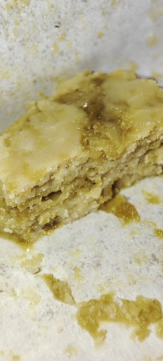 Flower-Rosin. Lang und langsaaam bei 60°C gepresst. Riecht wie ein heißgelaufener Rasenmäher nachdem man einen guten Schluck Benzin drüber verschüttet hat. 👃⛽🔥😂