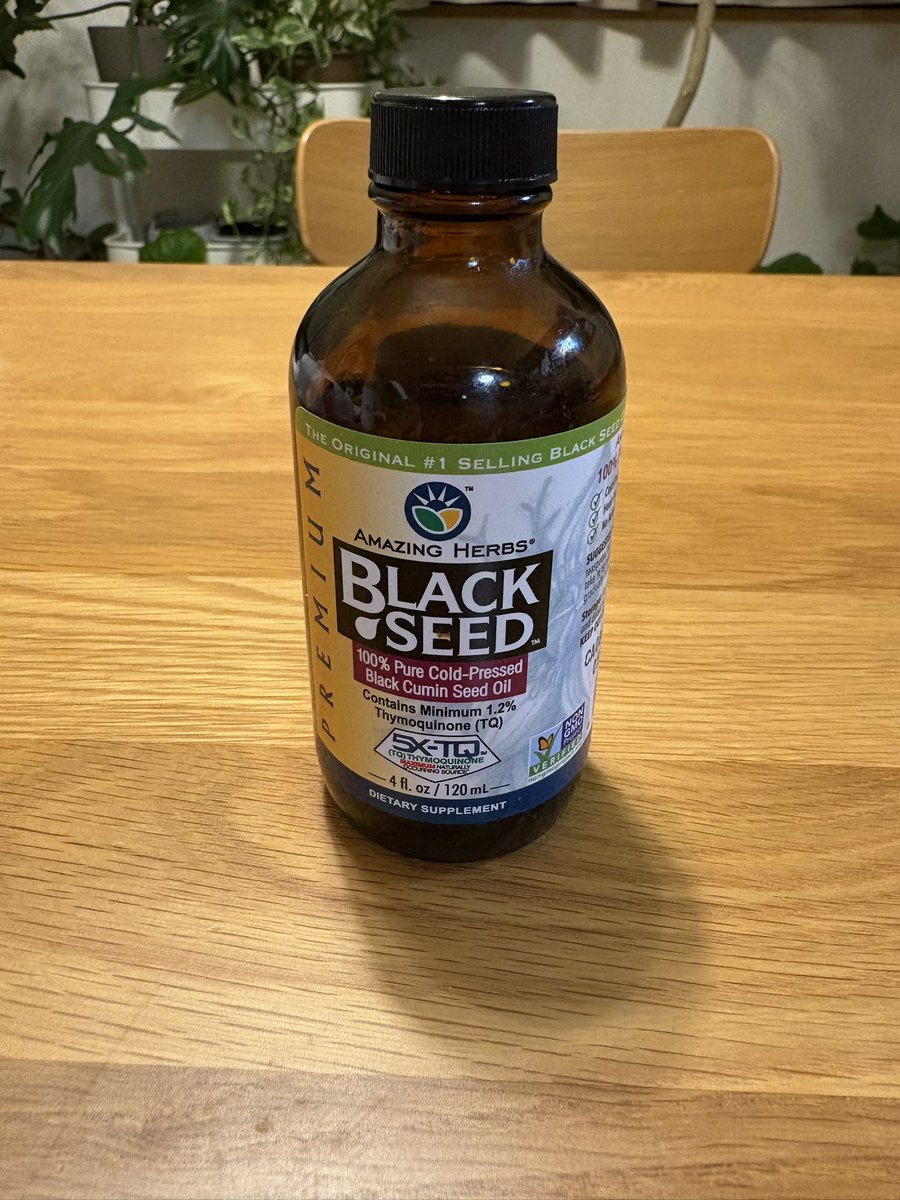 BFaNe1VcCyRLMf6's tweet photo. 季節の変わり目やからか知らんけど、瞼と涙袋の所がアトピー っぽくて痒い。赤くなってる😢
抗炎症作用のあるブラックシードオイル。
飲んで良し、塗って良しって何かで見たから、うっすら塗ってみたら盛大に染みる😭ちょっとしたら落ち着いたけど。
明日の朝には赤みが取れるといいなぁ。 https://t.co/eOFlGrp3KG