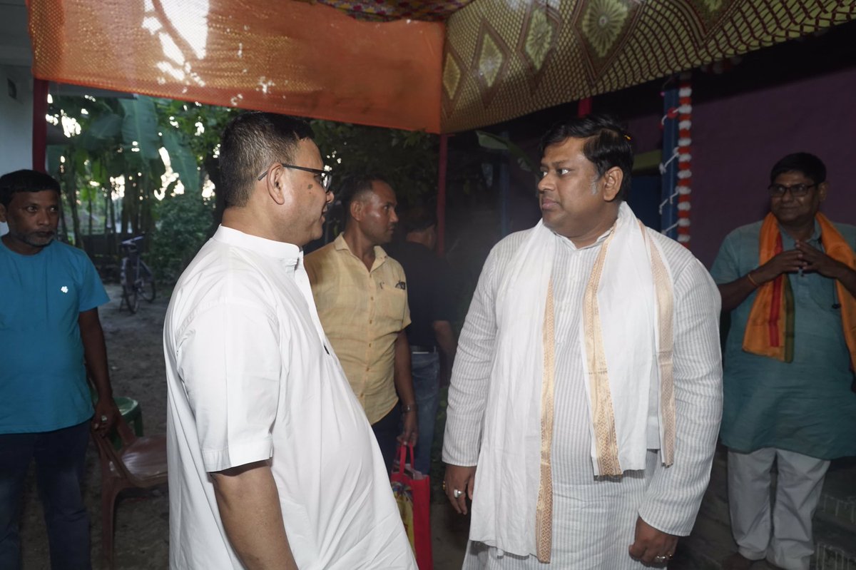 DrSukantaBJP's tweet photo. ভারতীয় জনতা পার্টি পশ্চিমবঙ্গের মাননীয় সাধারণ সম্পাদক (সংগঠন) শ্রী অমিতাভ চক্রবর্তী মহাশয়ের বাসভবনে দুর্গাপূজায় উপস্থিত ছিলাম। 

@Amitava_BJP https://t.co/m0Fn88QcCe