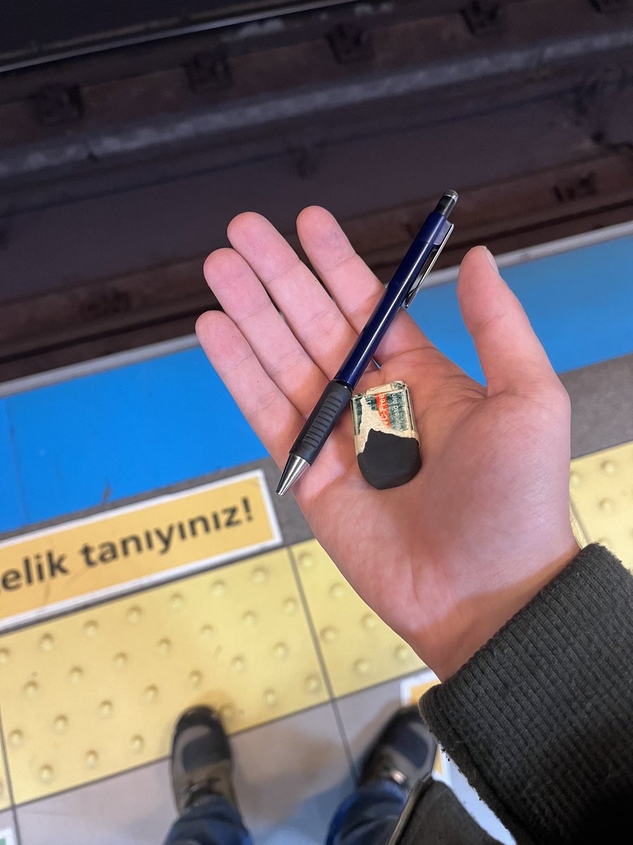 ihanetivar37's tweet photo. ortaokulda aldigim kalemi yuksek lisansta da kullanacagimi hic dusunmemistim https://t.co/0pNrql8uS4