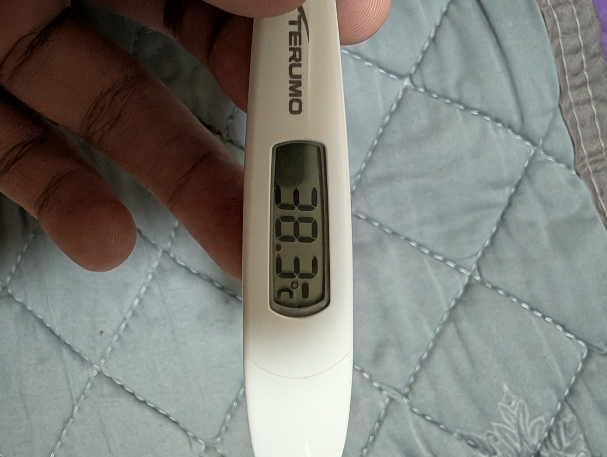 熱やばい、死ぬ。今まで熱さまシート貼って寝てたけど熱下がってない…