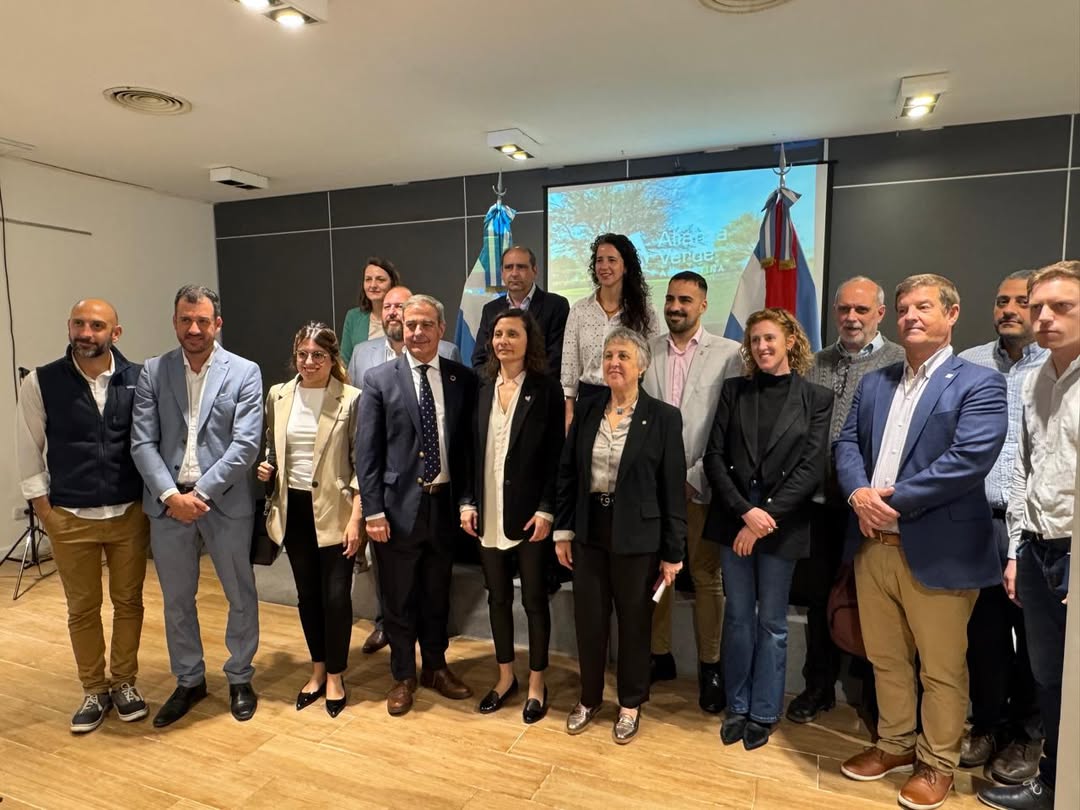 ¡Se presentó oficialmente el Encuentro Federal Camino a la #COP30 en Paraná, Entre Ríos! 🌍

En Paraná se debatirán ejes clave como financiamiento climático, mercados de carbono, transición justa, bioeconomía, bosques y biodiversidad, entre otros.💪🌎