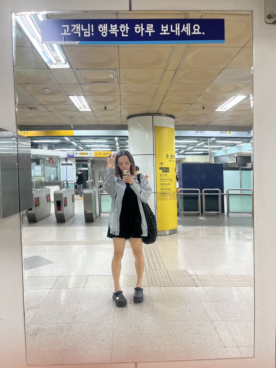 늦은 퇴근, 
밤에는 쌀쌀하네 이젠 🙄

요새 국제커플 브이로그에 빠져버렸음. 
커플로그가 부러운건가 그냥..? 🤔🤔