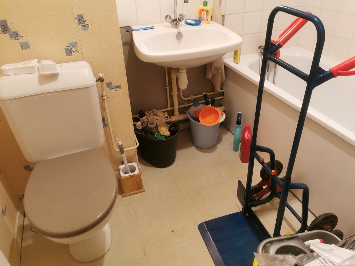 Entendu dans un déménagement : « le diable est dans les toilettes ».

Ce n’est pas un titre de film…