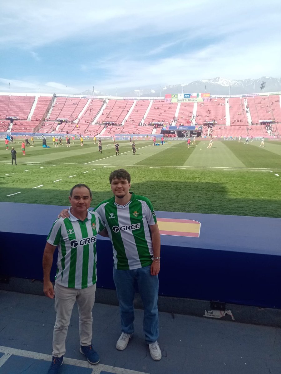 Ayer conocí a otro Bético Chileno, Luis Sepúlveda, en su camiseta traía el nombre de <a href="/JMarinoDC/">JMarino DC</a>, le conozco hace un tiempo por redes, se enamoró del Real Betis con Pellegrini porque siempre lo ha seguido, escuchando radio soltó lágrimas en el himno, "algo tiene este equipo". 💚🇨🇱