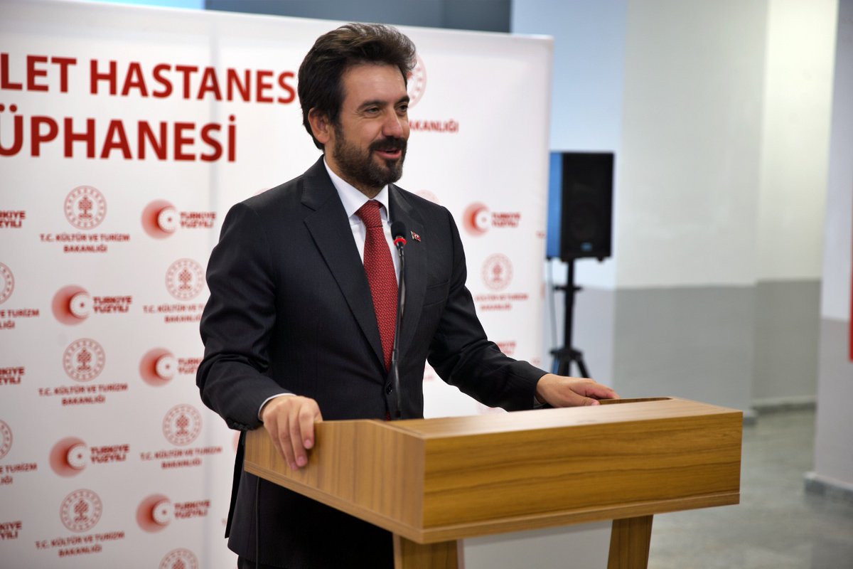 TCKulturTurizm's tweet photo. 📚 Osmaniye’de sağlık ve kültürü buluşturan ilk kütüphaneyi açtık!

Bakan Yardımcımız @BatuhanMUMCU, Osmaniye Devlet Hastanesi bünyesinde kurulan ve 7 bin kitap kapasitesiyle hizmet verecek halk kütüphanemizin açılışını gerçekleştirdi.

Yetişkin, çocuk ve süreli yayın bölümleriyle farklı yaş gruplarına hitap edecek kütüphanemiz; hastalarımıza, refakatçilere ve sağlık çalışanlarımıza kitaplarla dolu yeni bir yaşam alanı sunacak. 💫

Türkiye’de ilk olma özelliği taşıyan bu kütüphanemiz, yeni nesil kütüphane vizyonumuzun en güzel örneklerinden biri oldu. 🇹🇷