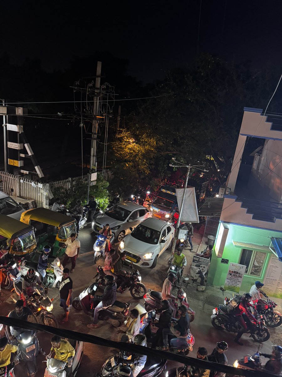 🚨 <a href="/BlrCityPolice/">ಬೆಂಗಳೂರು ನಗರ ಪೊಲೀಸ್‌ BengaluruCityPolice</a> @DCPTrBangalore @AddlCPTraffic <a href="/krishnabgowda/">Krishna Byre Gowda</a> @ShobhaKarandlaje

Severe traffic chaos at Tata Nagar railway gate, no police presence, volunteers managing for hours, gridlock in all 4 directions.
This issue is years old, still no solution. Request urgent action.