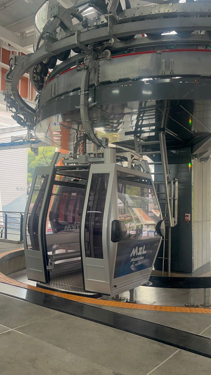 A esta hora se pone en marcha la Línea Tres del Cable Aéreo de Manizales, que recorrerá 2.3 kilómetros lo cual disminuye 24 mil toneladas menos de Co2. Este proyecto tuvo una inversión de 221  mil millones de pesos y podría funcionar en horas de la noche