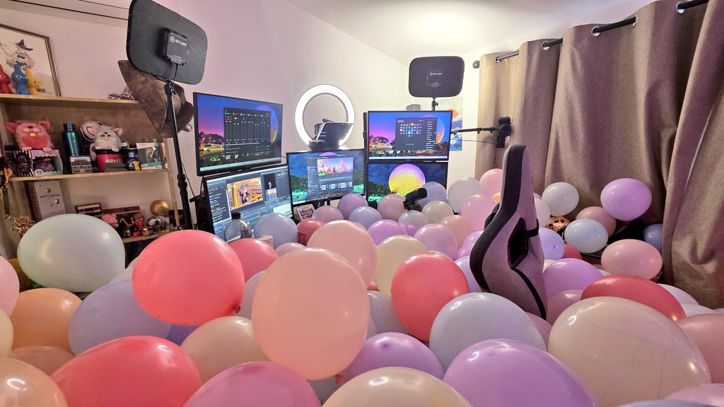 Knightenator's tweet photo. The optimal streaming setup 👊 when you are TOO good at gaming so you have to bury your setup under 1400 balloons to add a real challenge 

Spot all the @elgato equipment gasping for air! #elgatopartner ad https://t.co/LxTuEmIw2E