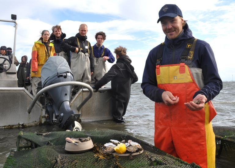 Fijnproevers kunnen weer genieten van Zeeuwse oesters 😋

 In Yerseke, waar ruim 3 miljoen oesters in het water liggen, werden afgelopen donderdag de eerste uit het water vd Oosterschelde gehaald.

ℹ️ vismagazine.nl/nieuws/zeeuws-…