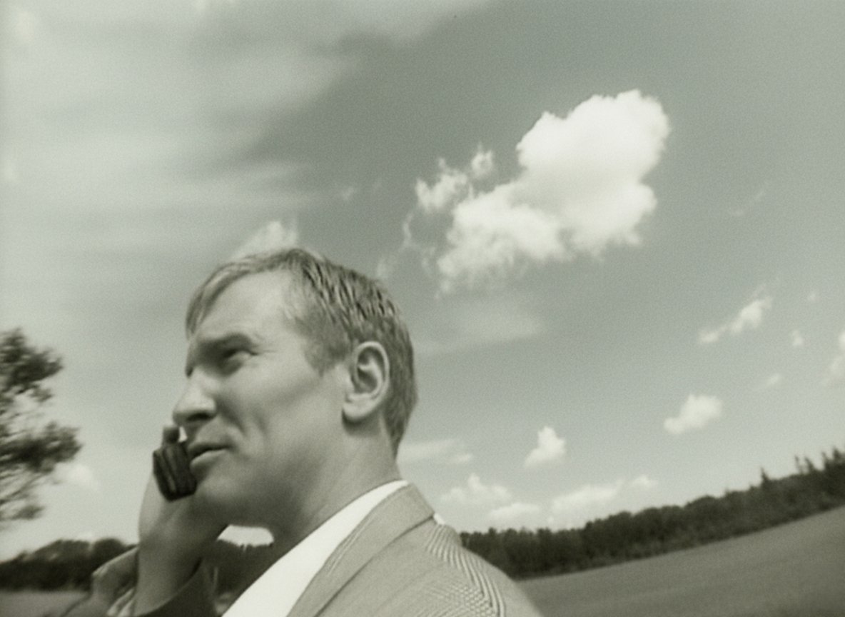 来たるJitoコールを表現したセピア調の電話中の男性