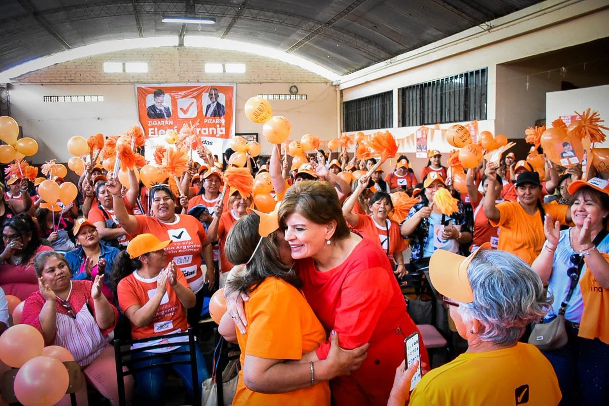 JujuyCrece's tweet photo. #JujuyCrece es la opción ante los modelos de violencia mileista y kirchnerista.

María Inés Zigaran, candidata a diputada nacional por el Frente Jujuy Crece en Provincias Unidas, planteó el desafío de enriquecer "una opción de centro" ante "la extrema derecha de Milei y la izquierda con el que pretende volver el kirchnerismo reversionado", entendiendo que "ambos son proyectos de violencia".

#Jujuy #Elecciones2025
