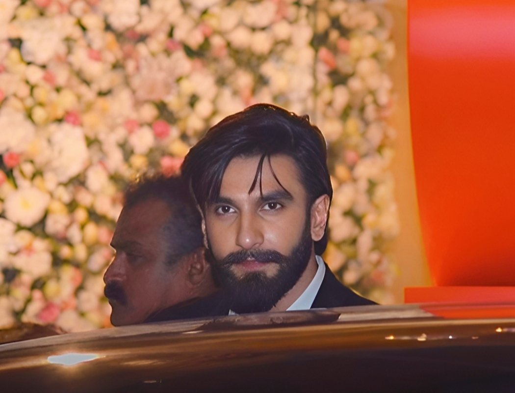 hourlyranveer's tweet image. Face card so lethal that even random pap pics look like photoshoot
#RanveerSingh
