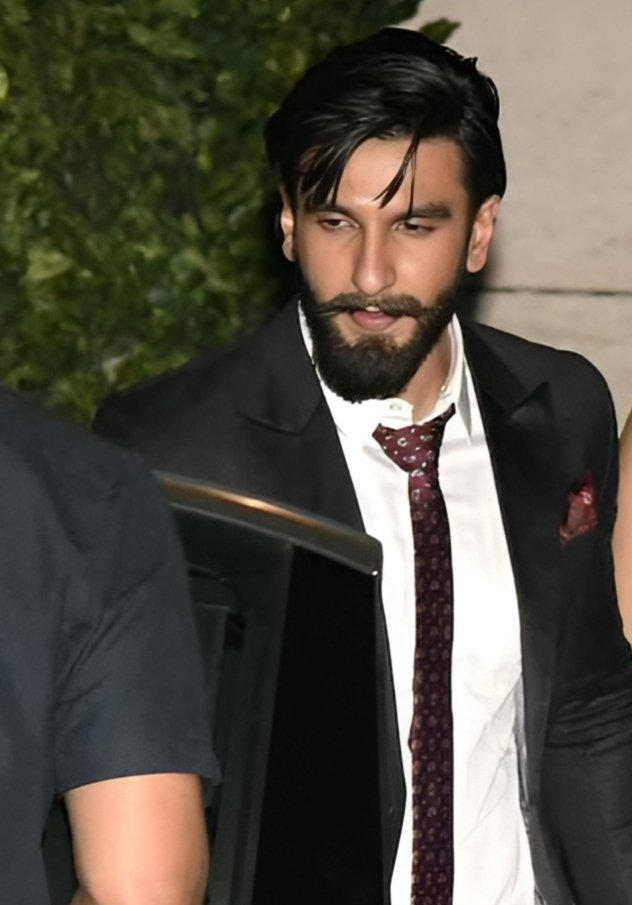 hourlyranveer's tweet image. Face card so lethal that even random pap pics look like photoshoot
#RanveerSingh