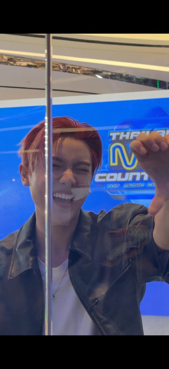 ครึ่งใจที่ชั้นไม่ได้กดถ่าย แต่เพื่อนถ่ายได้ ซึ่งติดชั้นในเงา555555555555555555555555555