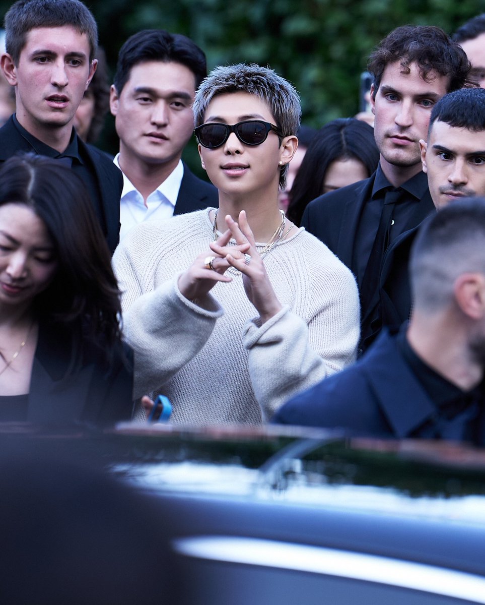RM_TeamIna's tweet photo. Guys, kita masih disini..✨️

Ayo drop foto favorit kalian saat RM di Milan Fashion week sabtu kemarin dan jangan lupa gunakan keyword dibawah👇🏻

Bisakah Namim dapatkan 100 tag?

#RMXBOTTEGAVENΕΤΑ
RM X BOTTEGA VENETA
#RMxMFW25
#BottegaVeneta #MFW https://t.co/xNqxGmbjdK
