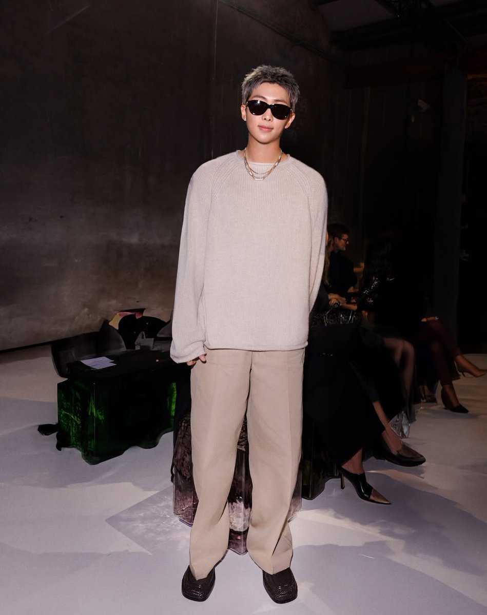 RM_TeamIna's tweet photo. Guys, kita masih disini..✨️

Ayo drop foto favorit kalian saat RM di Milan Fashion week sabtu kemarin dan jangan lupa gunakan keyword dibawah👇🏻

Bisakah Namim dapatkan 100 tag?

#RMXBOTTEGAVENΕΤΑ
RM X BOTTEGA VENETA
#RMxMFW25
#BottegaVeneta #MFW https://t.co/xNqxGmbjdK