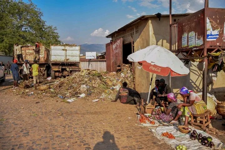 bless54679's tweet photo. ♻️ Le marché #COTEBU génère chaque jour des tonnes de déchets qui menacent la santé publique et le lac #Tanganyika.Le projet #ECOCIRCproject, financé par l’UE, réunit commerçants, collecteurs et autorités pour des solutions durables 🌍.
👉 Vers une gestion circulaire des déchets. https://t.co/iqhUDTKXe6