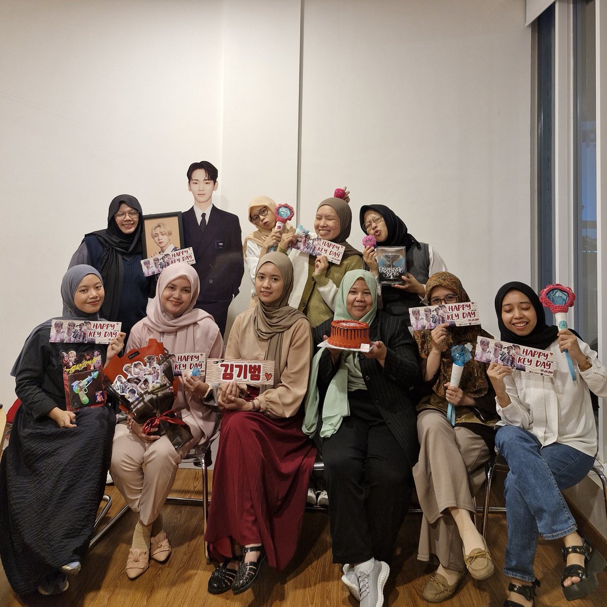 Annyeong Areumdawols!
First time pake banget nih Kim Kibum ke Kota Daeng. Suatu kehormatan doi join nobar, games dan seru2an bareng Shawol Makassar. #HappyKEYday to Almighty, All Rounder of #SHINee Kim Kibuuuum🤗💖🦊 #shawolindonesia
