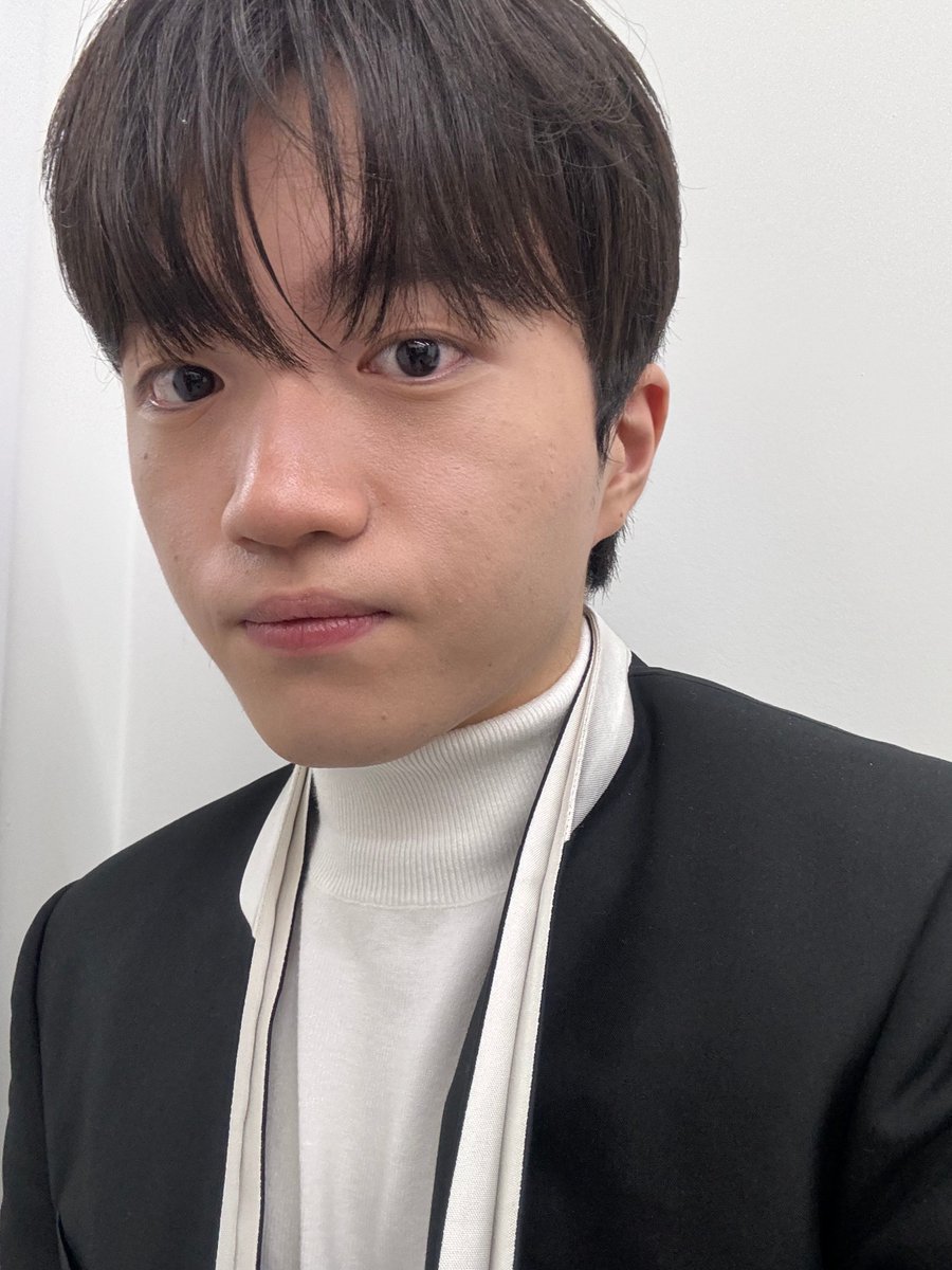250929 🐶💭

KERIA IS HEREEE 🩷🫶🏻

He sends a boyfriend selfie and a cheer up for us! 🥰💟

Fighting Minxii! I hope you are enjoying your vacation. Eat lots and sleep lots! 💖