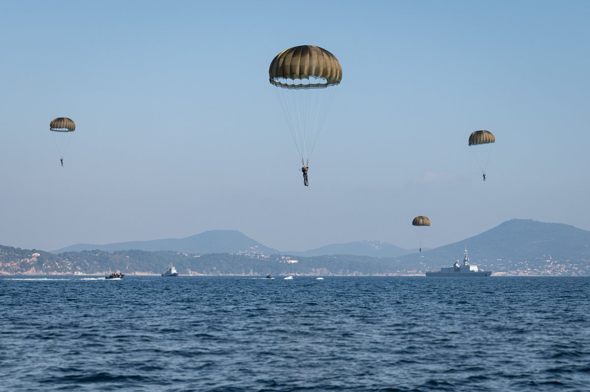 Armees_Gouv's tweet photo. 🪂 « Et par Saint-Michel, vive les paras ! »

En ce 29 septembre, nous souhaitons une bonne fête à toutes les unités parachutistes de nos armées, qui depuis 76 ans sont placées sous le protectorat de l’archange saint Michel ! https://t.co/L8zmrRhqiu