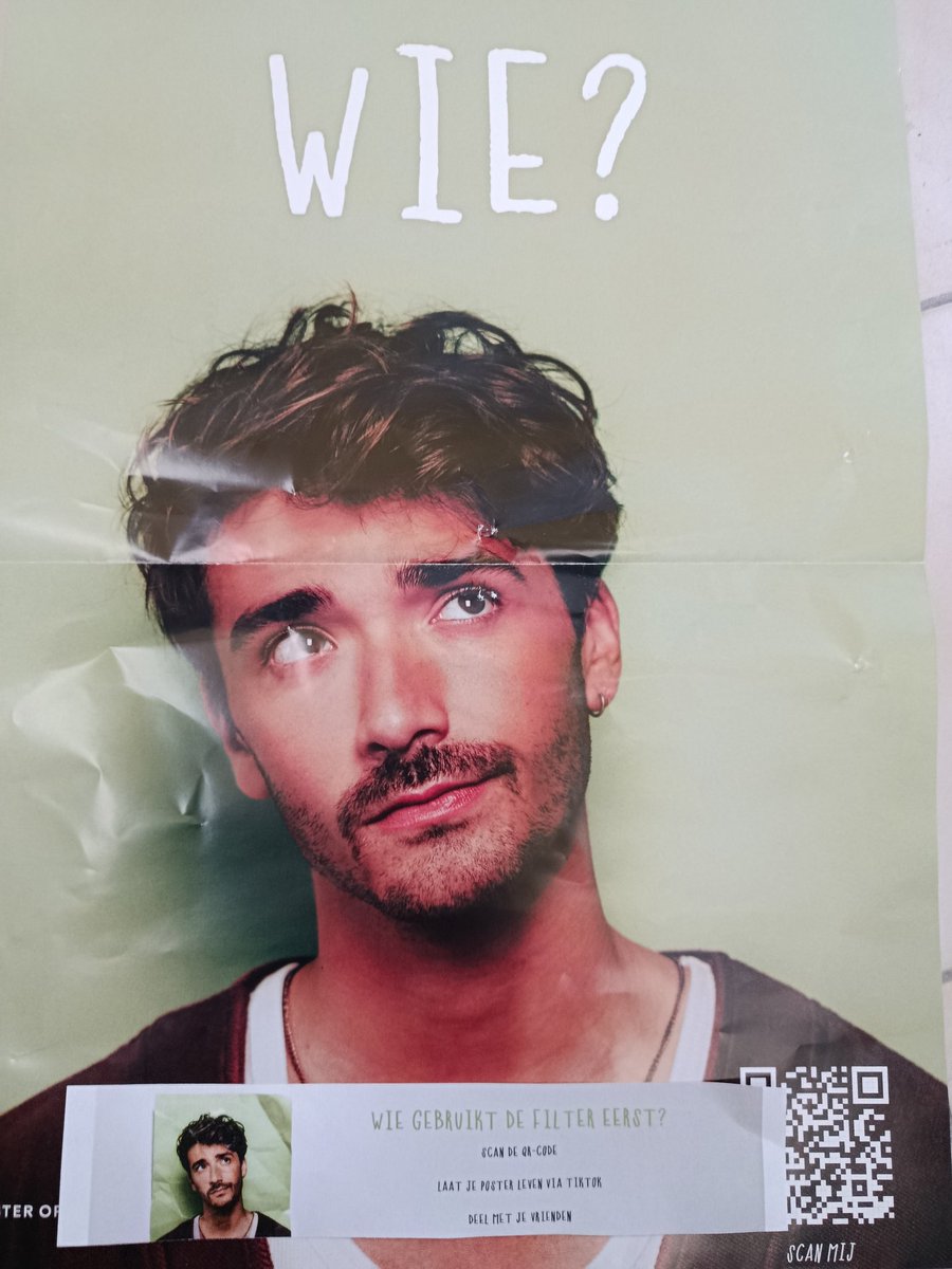 Wie er als poster daarjuist in mijn brievenbus zat? <a href="/AaronBlommaert/">AaronBlommaert</a> wel precies met een wonde doordat de poster beschadigd is. Een tiktok maakte ik al lekker awkward op straat in Antwerpen na de les dus ik denk dat ik na Aaron de eerste toch wel was hihi. Miss es checken? ;)