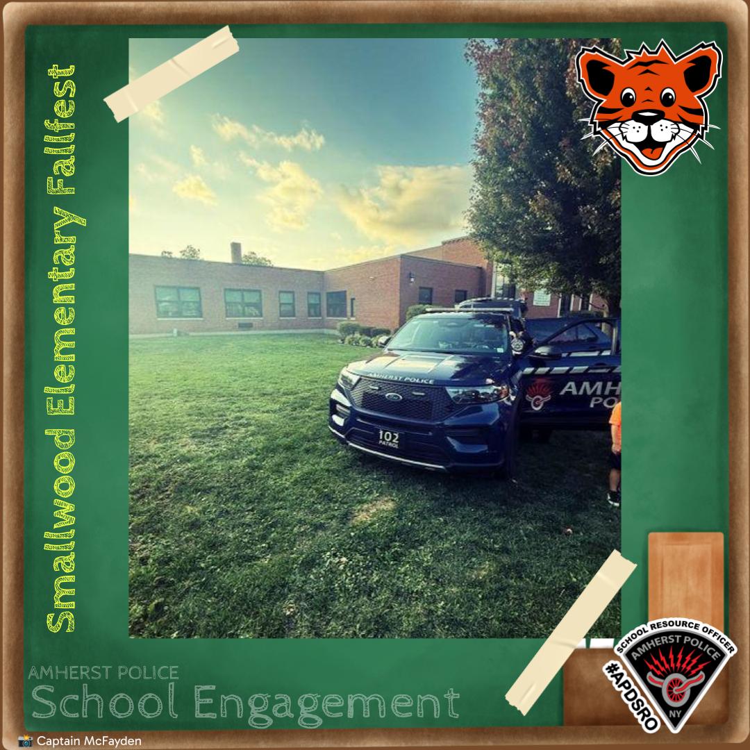 amherstpoliceny's tweet image. [AMHERST POLICE, NY] – Officer Dombrowski had a great time connecting with students and families at the Smallwood Elementary Fall Fest! 🍁

#APDSRO #AmherstPoliceNY