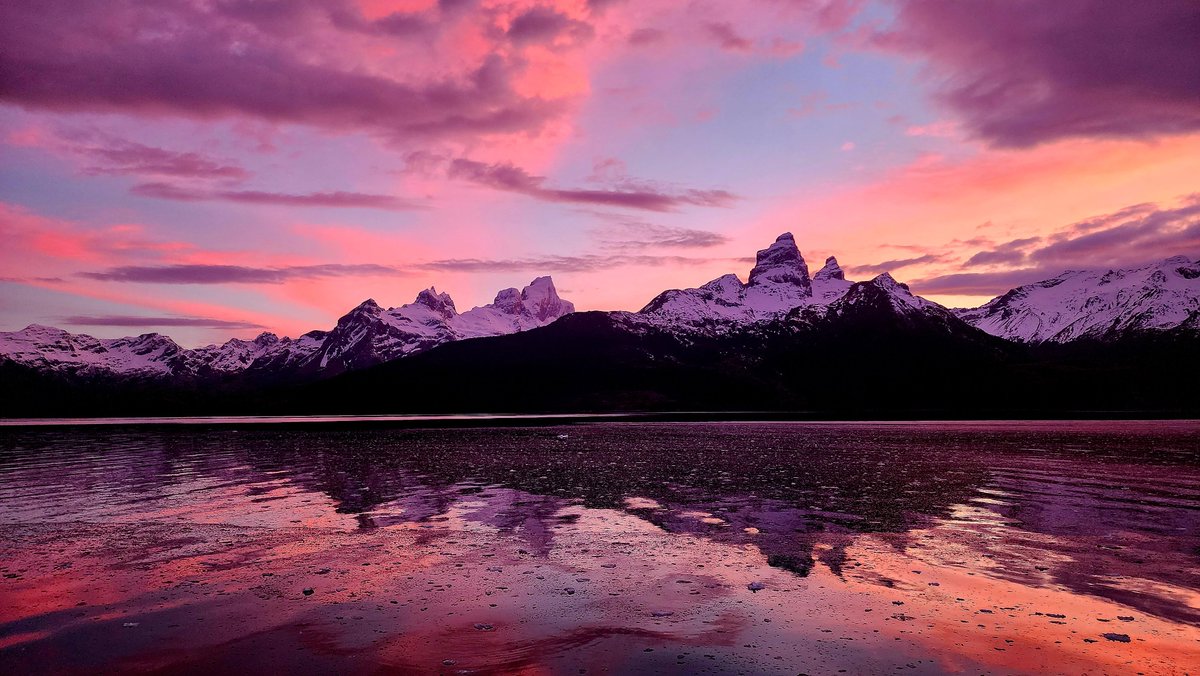 Amanecer en el Fiordo De Agostini, Patagonia Chilena.