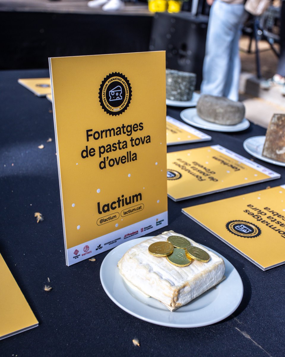 🧀 El jurat de <a href="/LactiumVic/">Lactium</a> ho va tenir clar: el tou del Mujal d’ovella de la Formatgeria Cal Músic va ser el més ben valorat i el Millor Formatge Català 2025. Pasta tova, cremositat melosa i un final salí. Combina’l amb pa + AOVE i un vi blanc fresc!