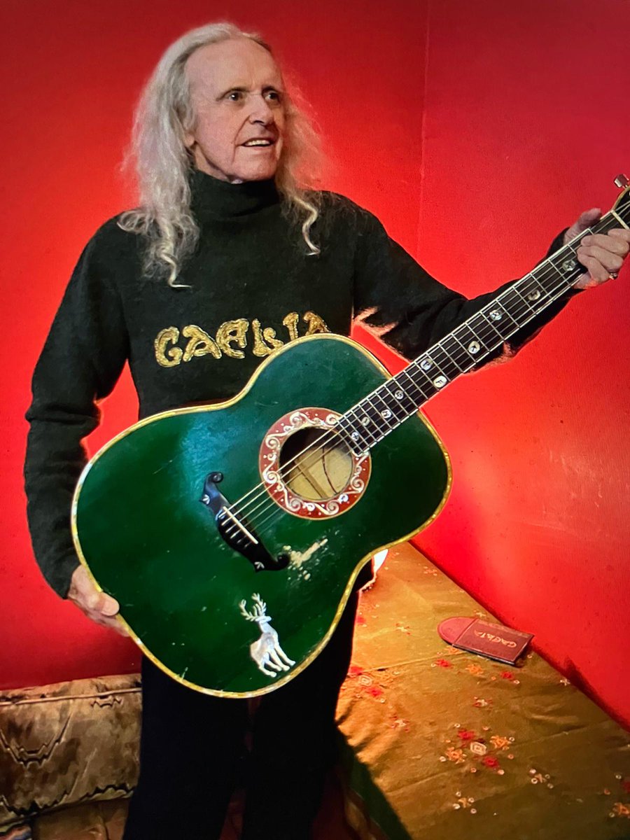 "I’m a superstar, I’ve got a limousine."

<a href="/donovanofficial/">Donovan</a> takes on our Life &amp; Times questionnaire. It's epic: thenewcue.substack.com/p/the-new-cue-…